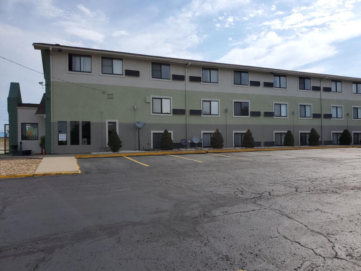 Super 8 By Wyndham Kansas City At Barry Road/Airport Экстерьер фото