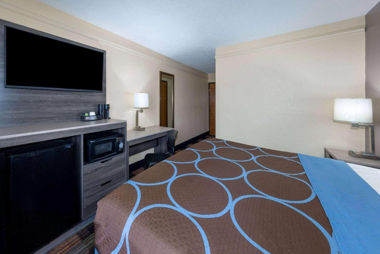Super 8 By Wyndham Kansas City At Barry Road/Airport Экстерьер фото