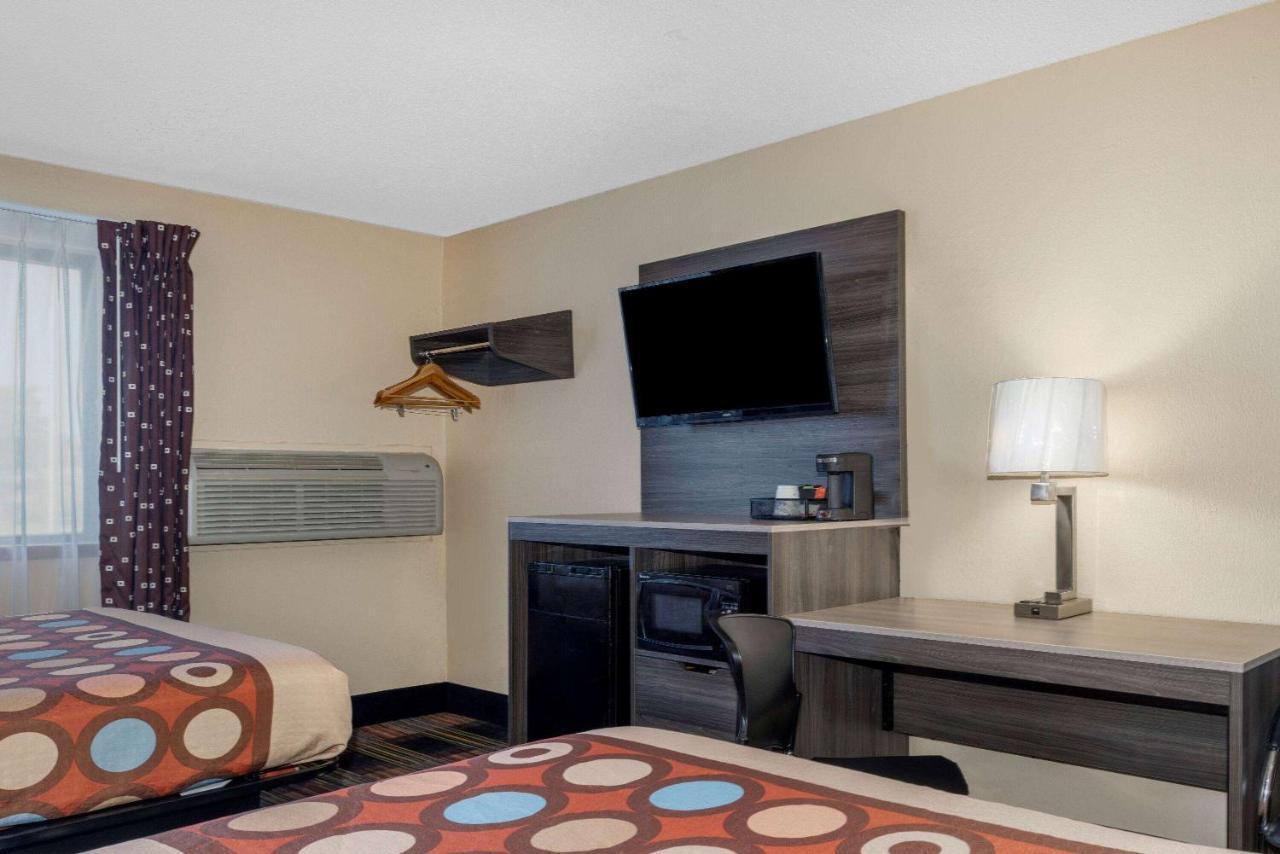 Super 8 By Wyndham Kansas City At Barry Road/Airport Экстерьер фото