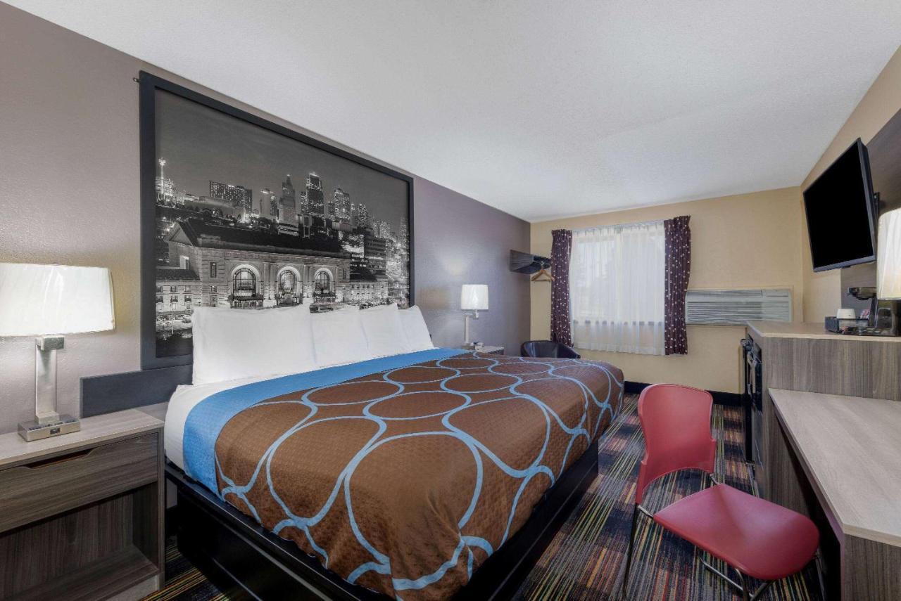Super 8 By Wyndham Kansas City At Barry Road/Airport Экстерьер фото