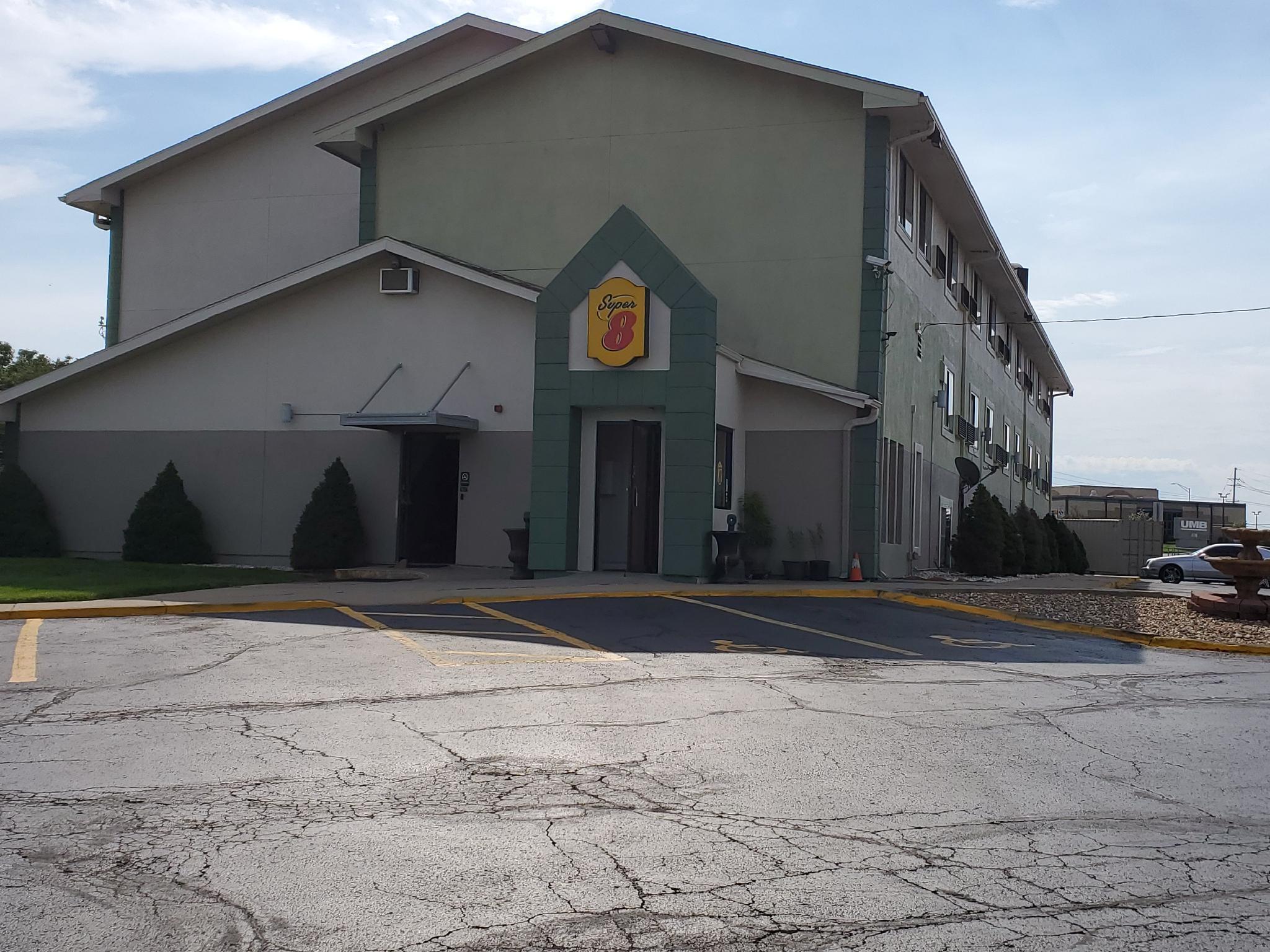 Super 8 By Wyndham Kansas City At Barry Road/Airport Экстерьер фото