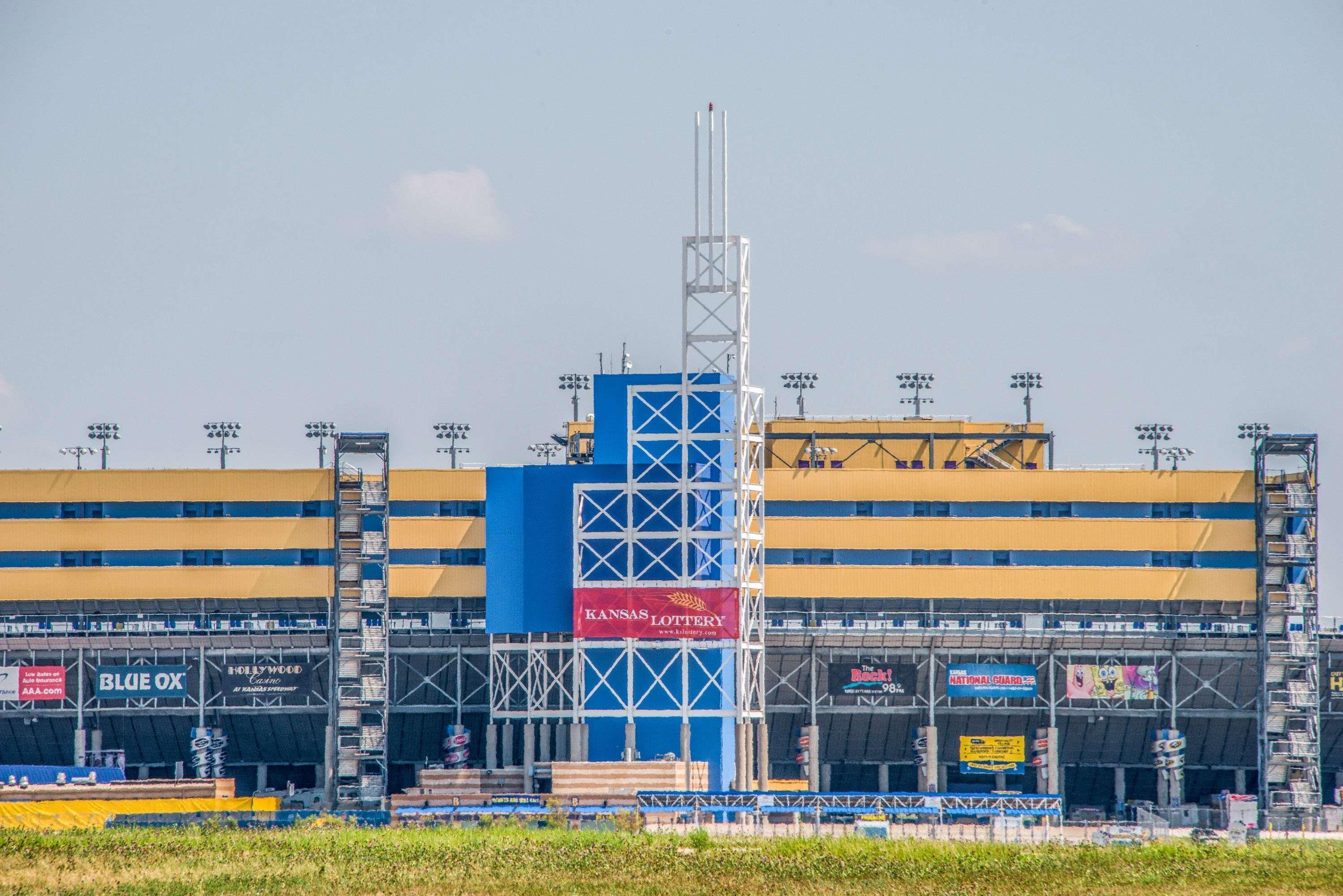 Super 8 By Wyndham Kansas City At Barry Road/Airport Экстерьер фото