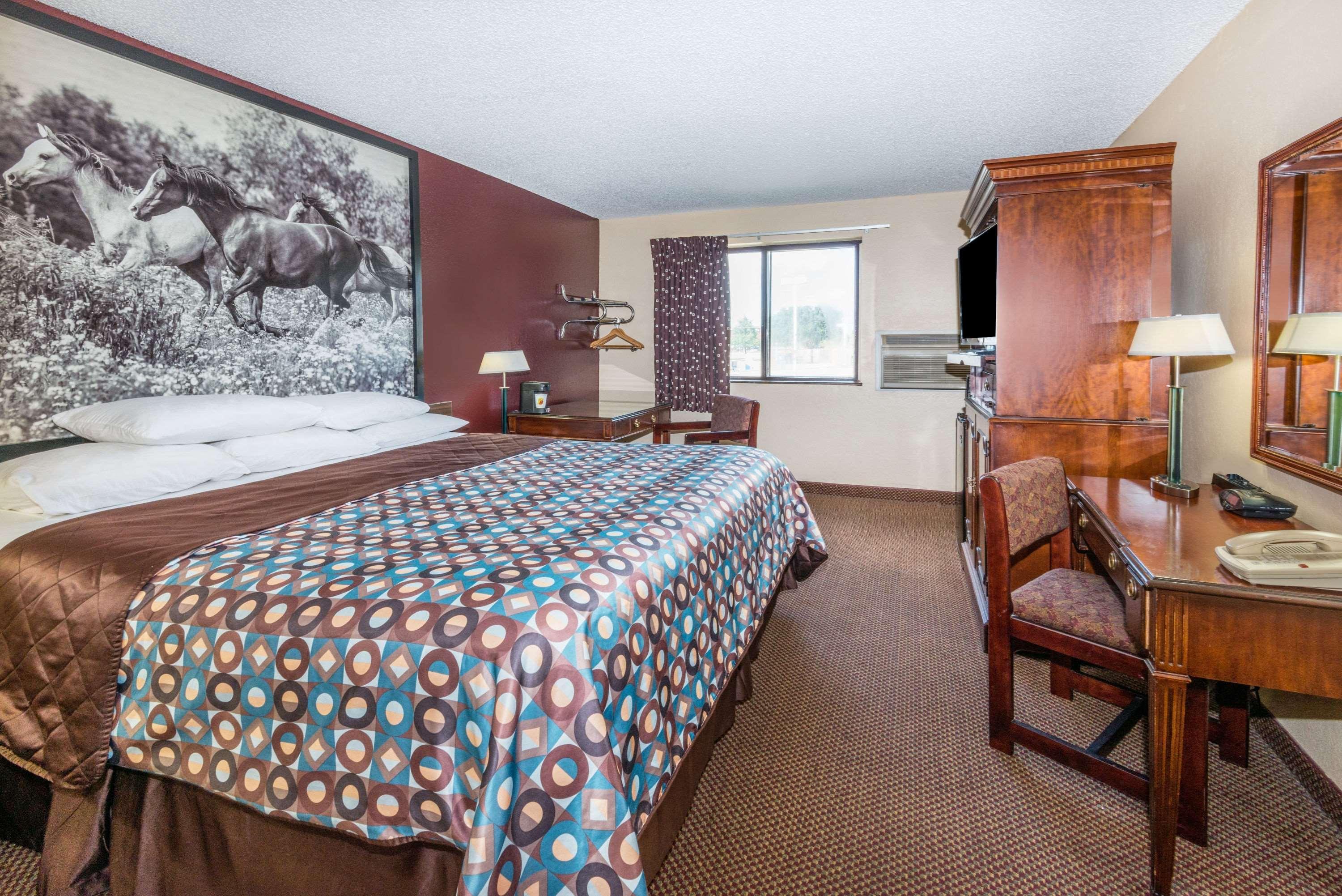 Super 8 By Wyndham Kansas City At Barry Road/Airport Экстерьер фото