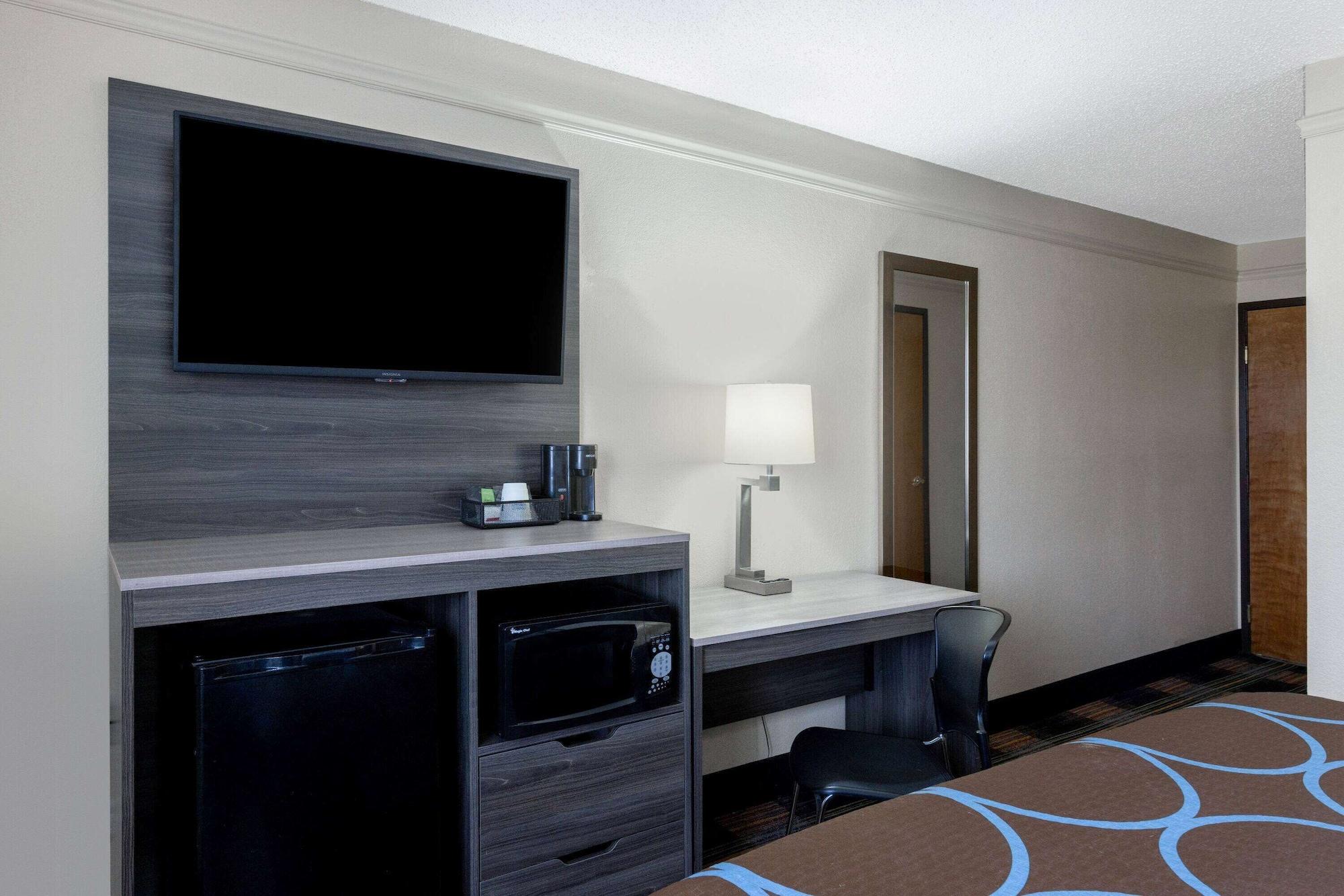 Super 8 By Wyndham Kansas City At Barry Road/Airport Экстерьер фото