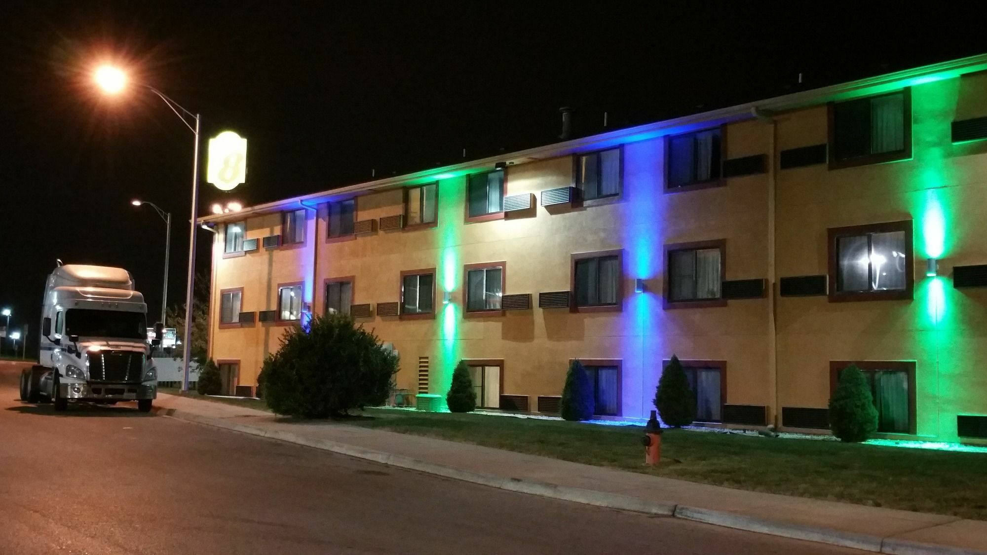 Super 8 By Wyndham Kansas City At Barry Road/Airport Экстерьер фото
