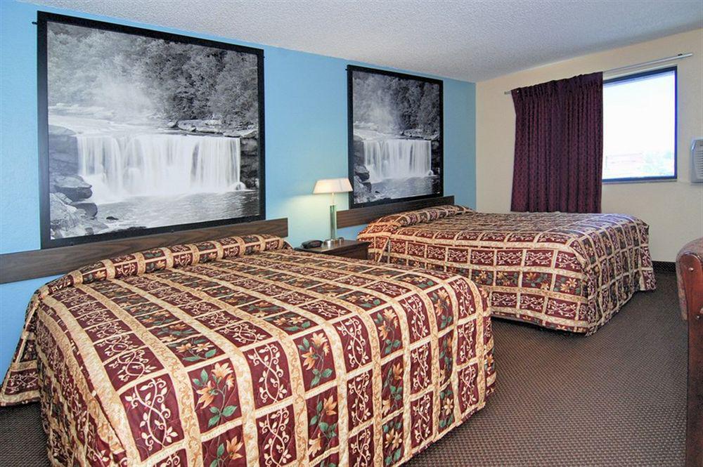 Super 8 By Wyndham Kansas City At Barry Road/Airport Экстерьер фото