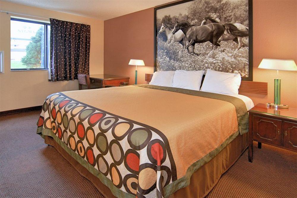 Super 8 By Wyndham Kansas City At Barry Road/Airport Экстерьер фото